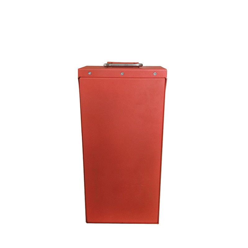 Batería de litio de camión elevador rojo con voltaje de 24V para una larga vida útil